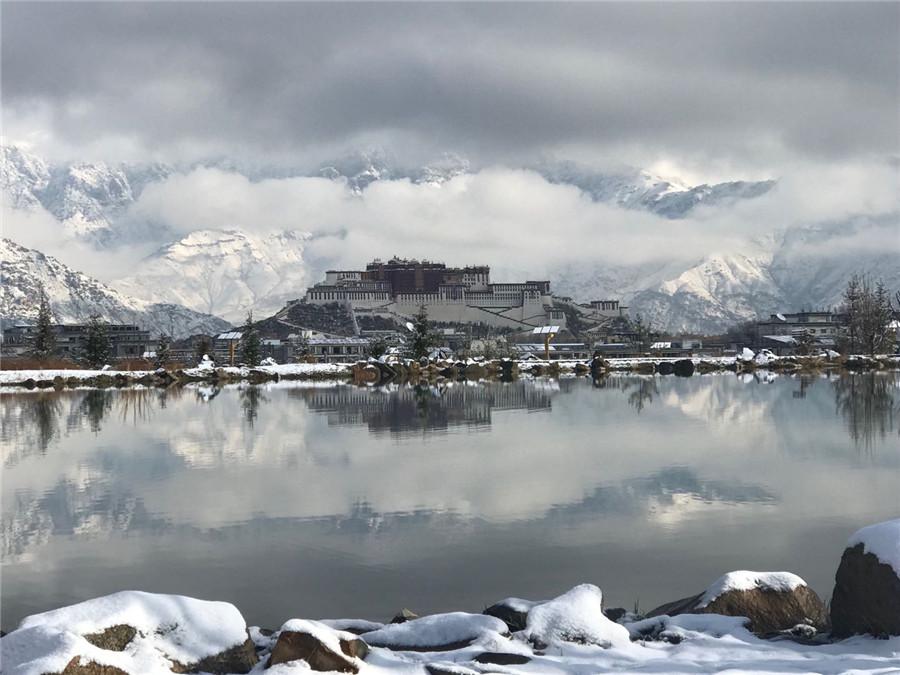 Breathtaking beauty of the Potala Palace after snow falls in Lhasa(1/4)
